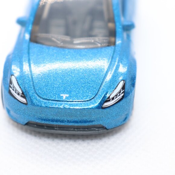 Matchbox blue Tesla Y model custom keychain - Picture 4 of 5